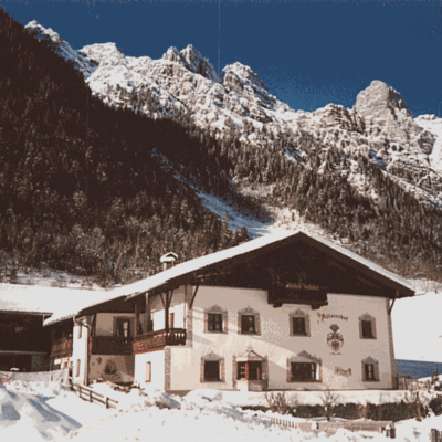 Winterzauber rund um den Alfaierhof mit gemütlicher Atmosphäre und Tiroler Bergpanorama.
