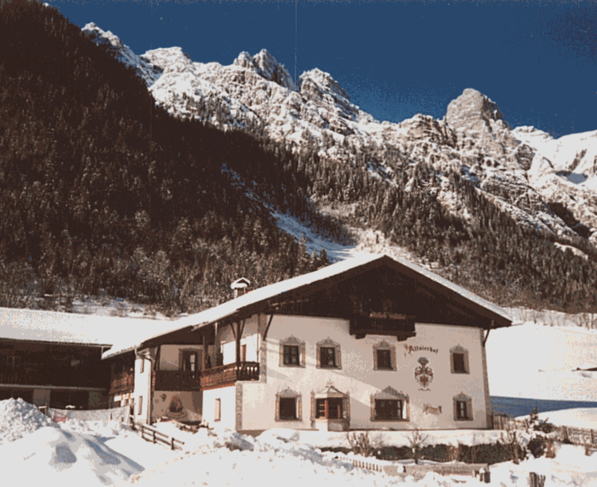 Winterzauber rund um den Alfaierhof mit gemütlicher Atmosphäre und Tiroler Bergpanorama.