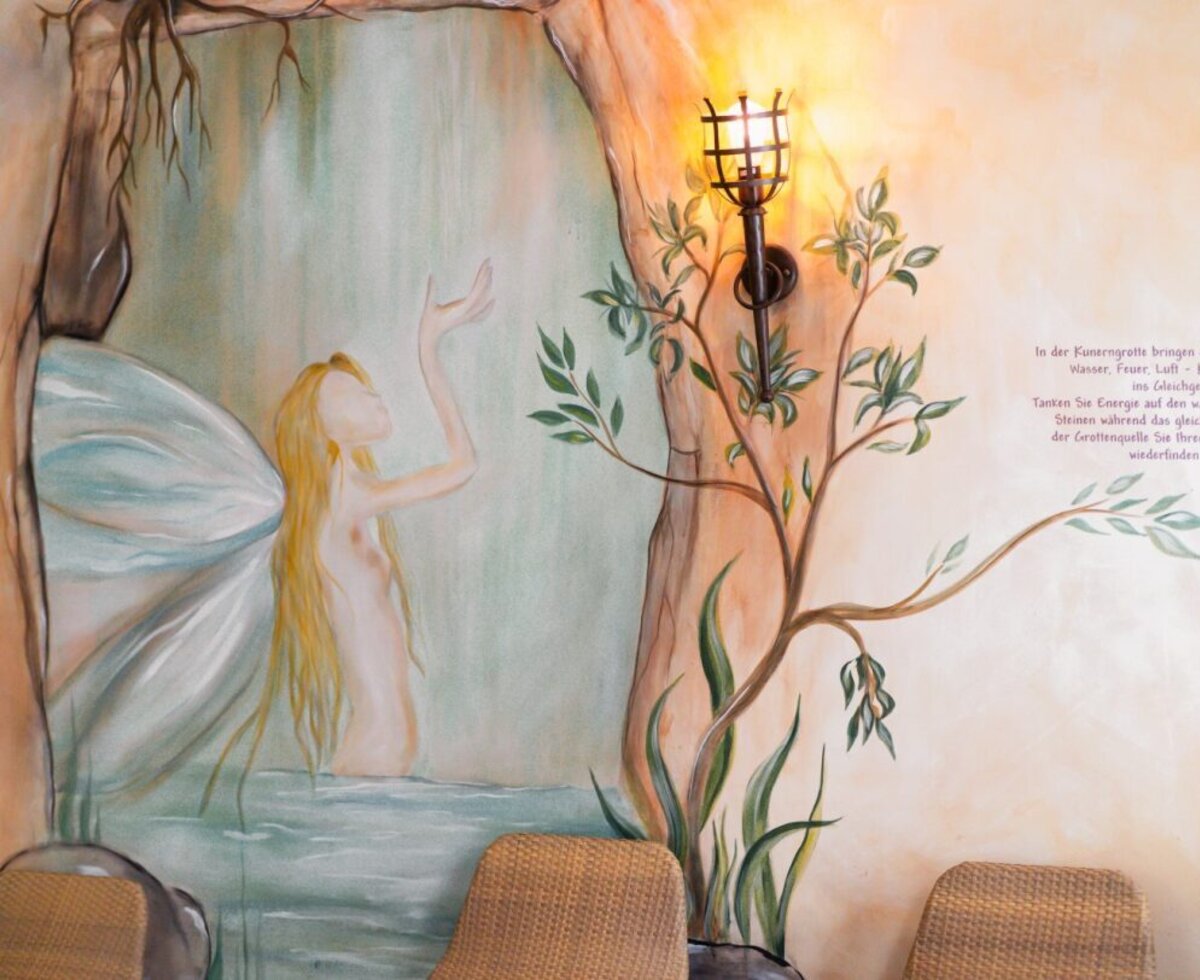Wandgemälde einer Elfe in der "Kunerngrotte" im Wellnessbereich.