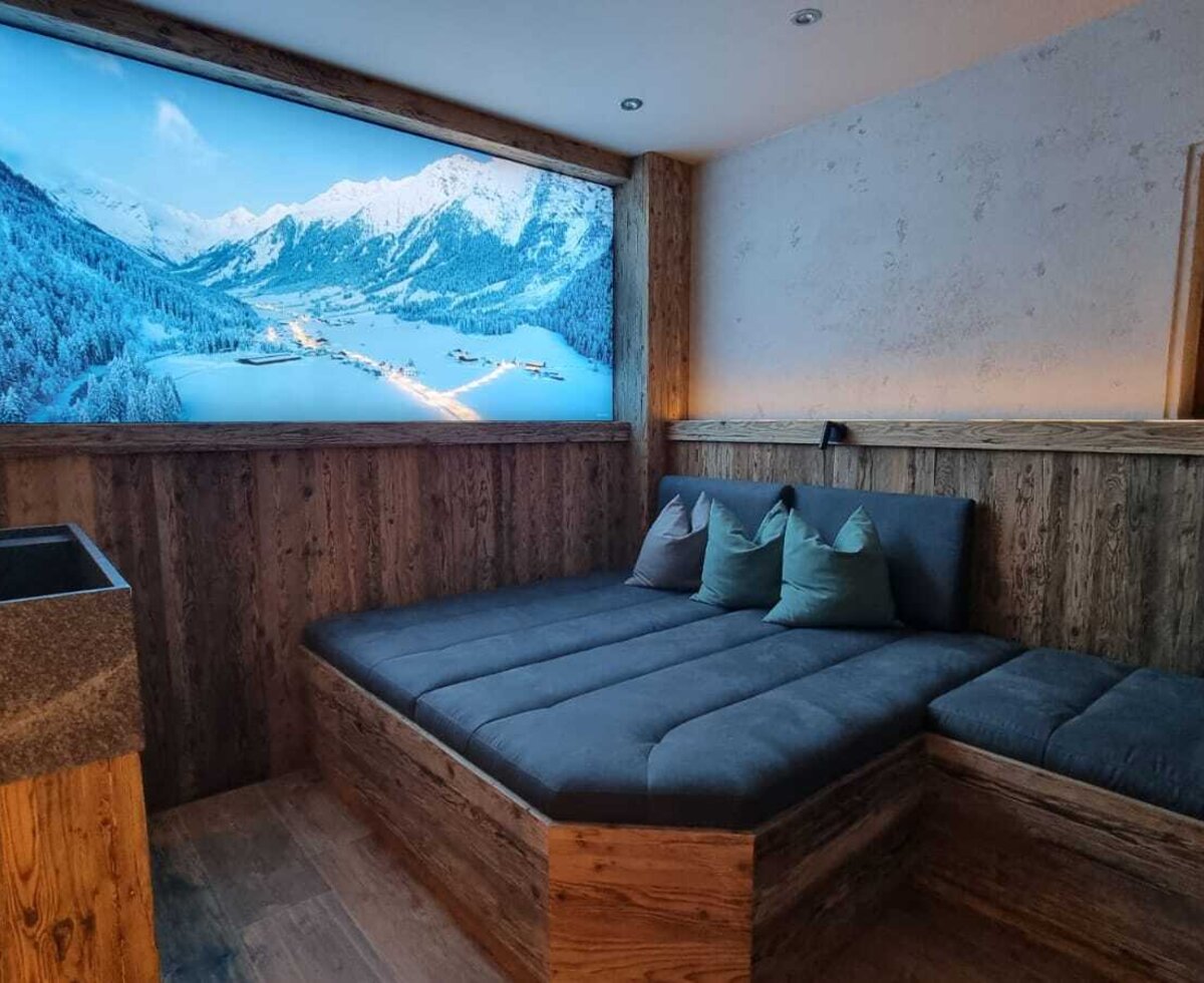 Das beleuchtete Bergpanorama im Raum der Sinne sorgt für eine besondere Atmosphäre der Ruhe und Entspannung.