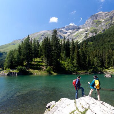 Der Obernberger See zählt zu den beliebtesten Wanderzielen in der Umgebung und begeistert mit seiner beeindruckenden Naturkulisse.