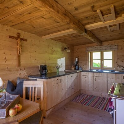 Küche mit Holzofen zum Heizen und Kochen