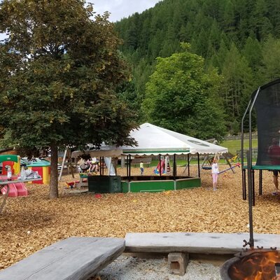 Spielplatz mit Trampoline, Sandkiste uvm