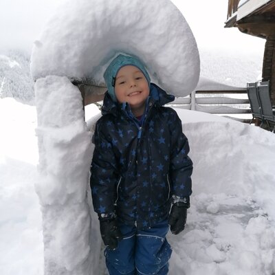 Tiefschnee und Winterspaß für Kinder direkt am Bauernhof.