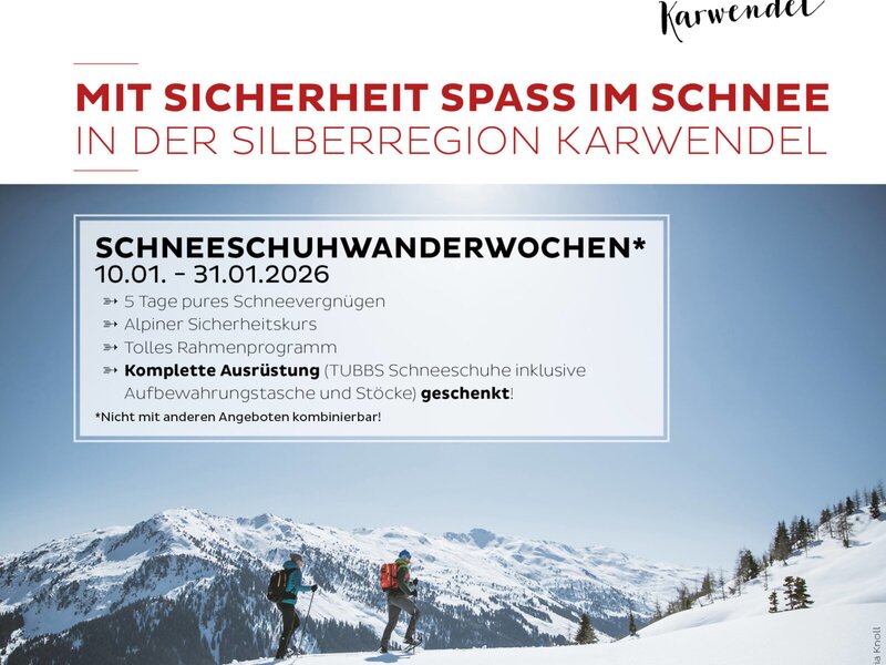 Zwei Personen beim Schneeschuhwandern in einer verschneiten Berglandschaft, eine Winteraktivität in der Region des Bauernhofs.