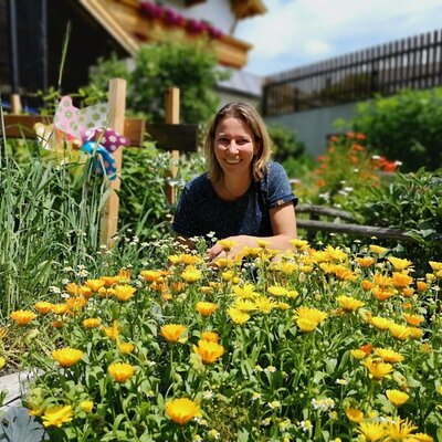 Der farbenfrohe Bauerngarten des Bauernhofs