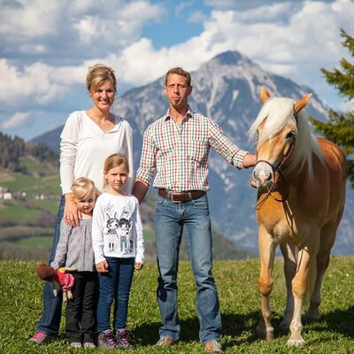 Kathrin und Christian mit Kindern Emilia und Annalena mit Stute Only