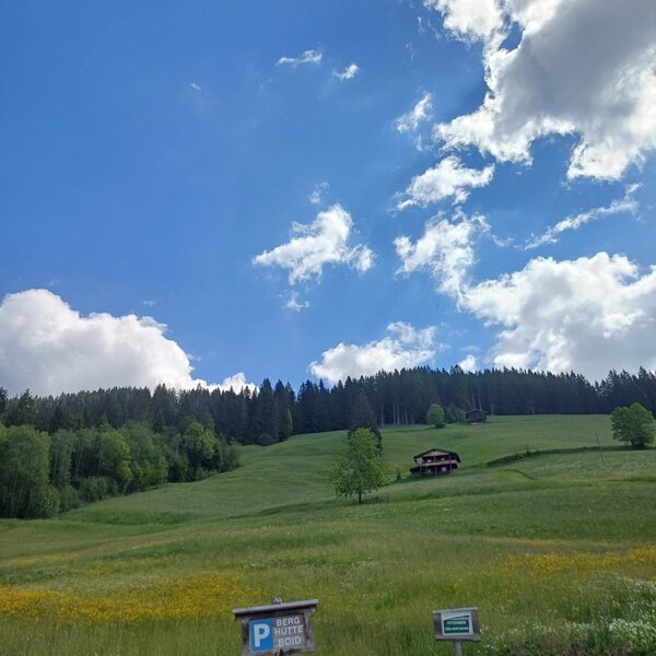 Hütte vom Parkplatz aus