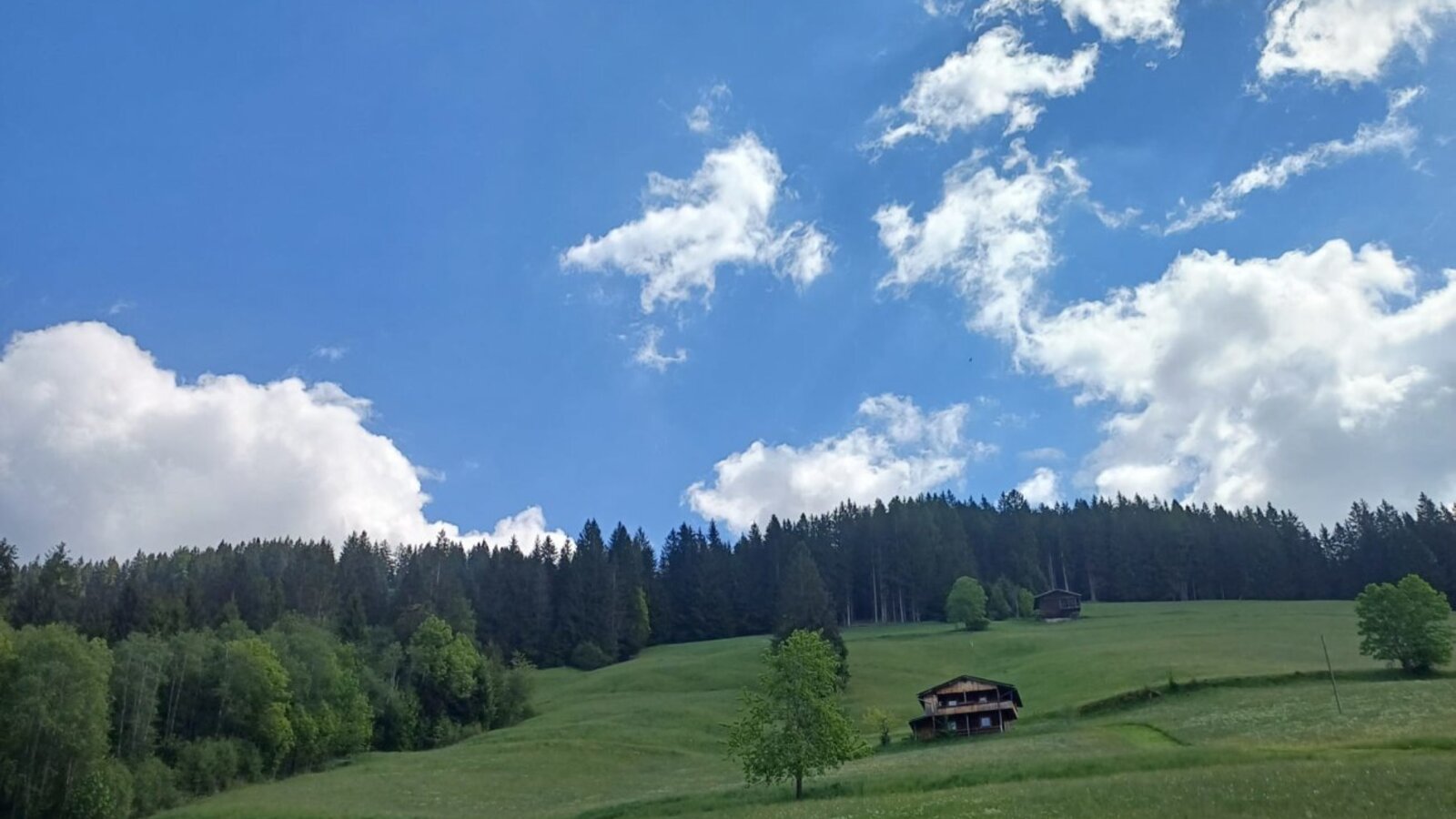 Hütte vom Parkplatz aus