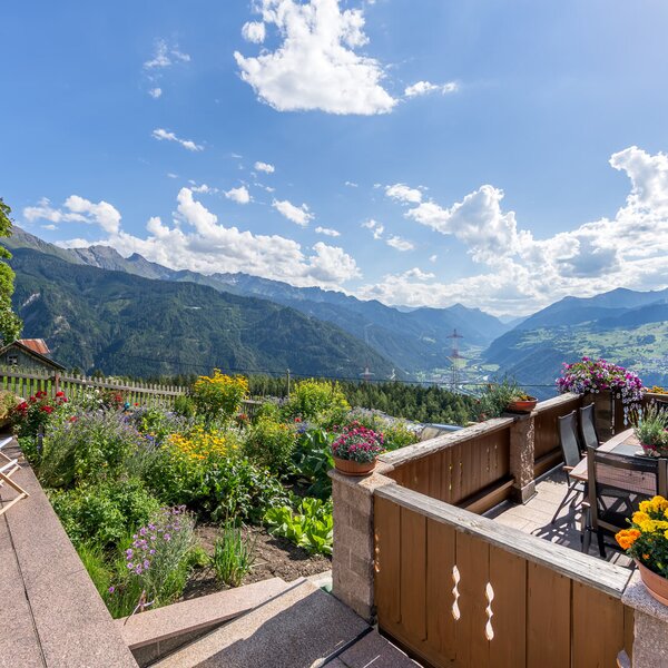 Biohof Inntalblick, gerne dürfen Sie auf der Terrasse Platz nehmen