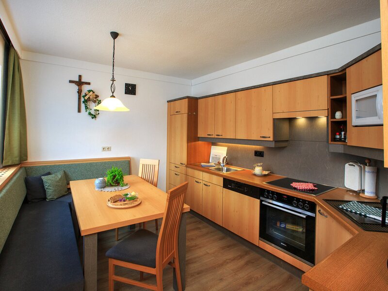 Apartment Enzian, Küche mit Essplatz, Biohof-Inntalblick