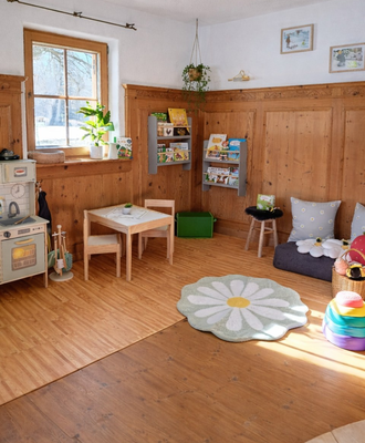 Kinder-und Familienraum mit vielen aktuellen Spielen und Büchern zum Leihen