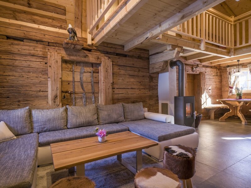 Wohnraum mit sehr großer Chouch