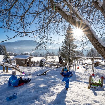 Rodelbahn vor dem Haus