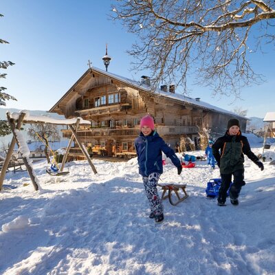 Unsere Kinder können direkt vor dem Haus rodeln