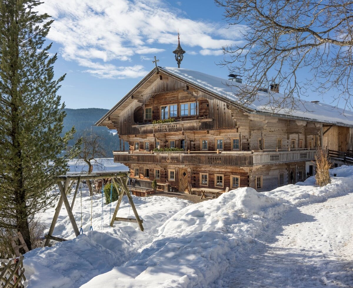 Aussenansicht vom Drittlhof mit winterlicher Landschaft