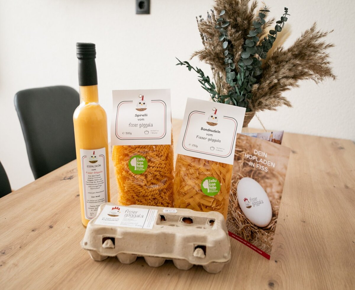 Willkommensgeschenk mit lokalen Produkten wie Eierlikör, Nudeln und frischen Eiern in der Ferienwohnung.