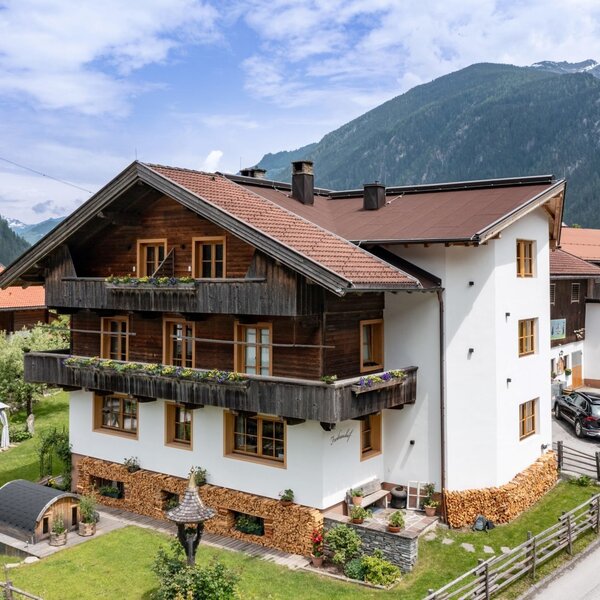 Unser Hof mit Garten