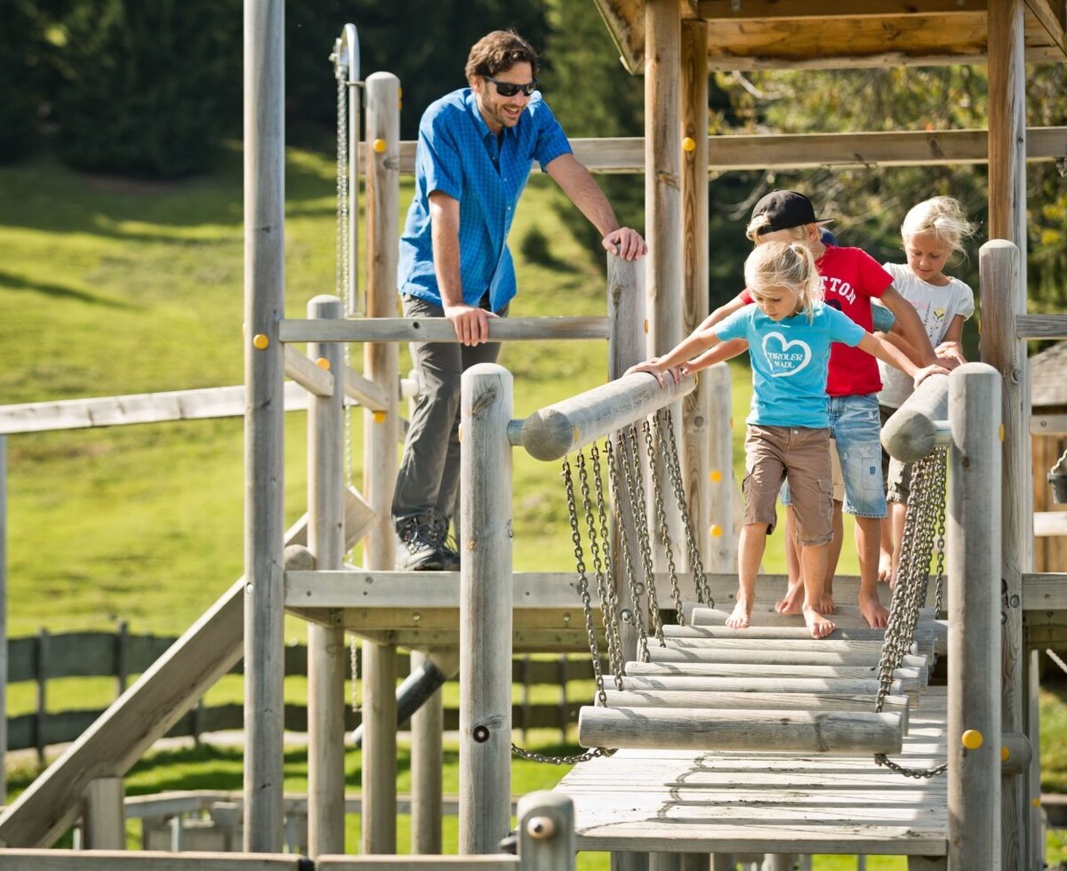 Kinder beim Klettern