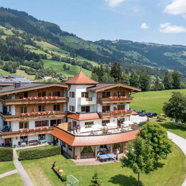 Haflingerhof Außenansicht Sommer