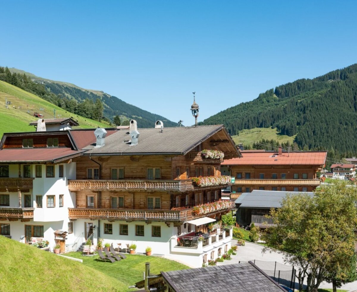 Hanslerhof Seitenansicht Garten