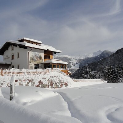 Im Hintergrund das Hochzeiger-Skigebiet