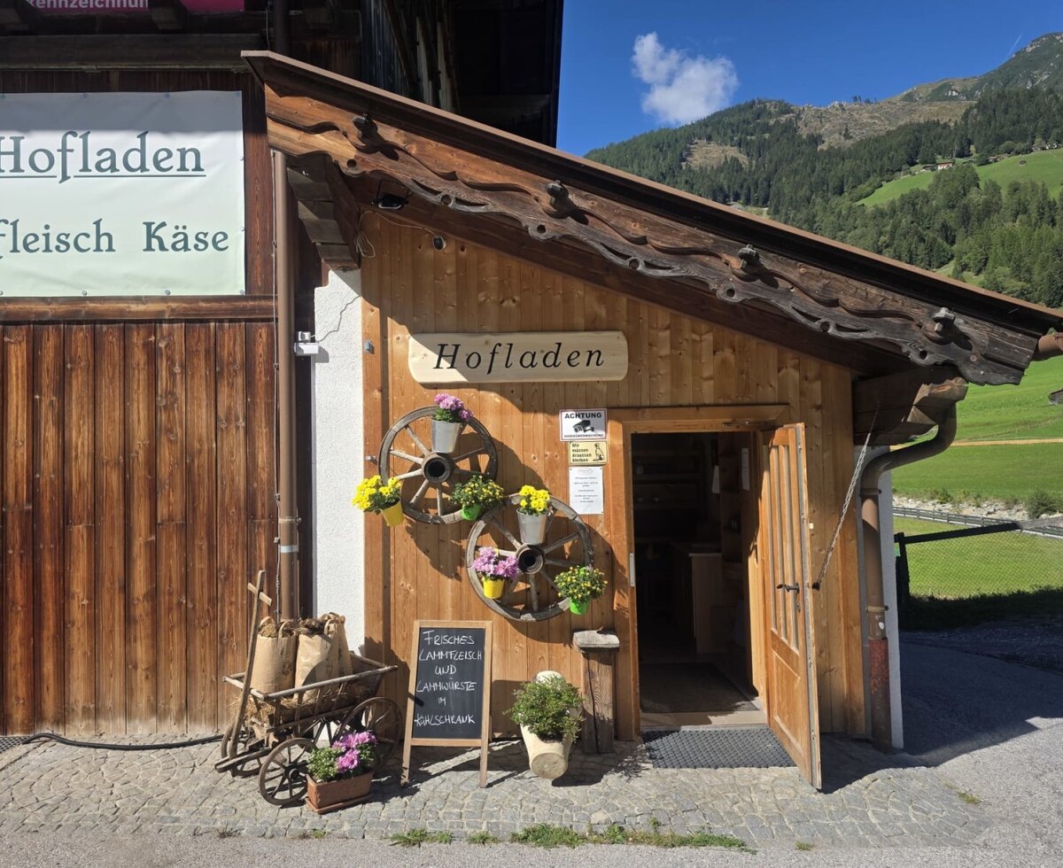 Der einladende Hofladen des Bauernhofs