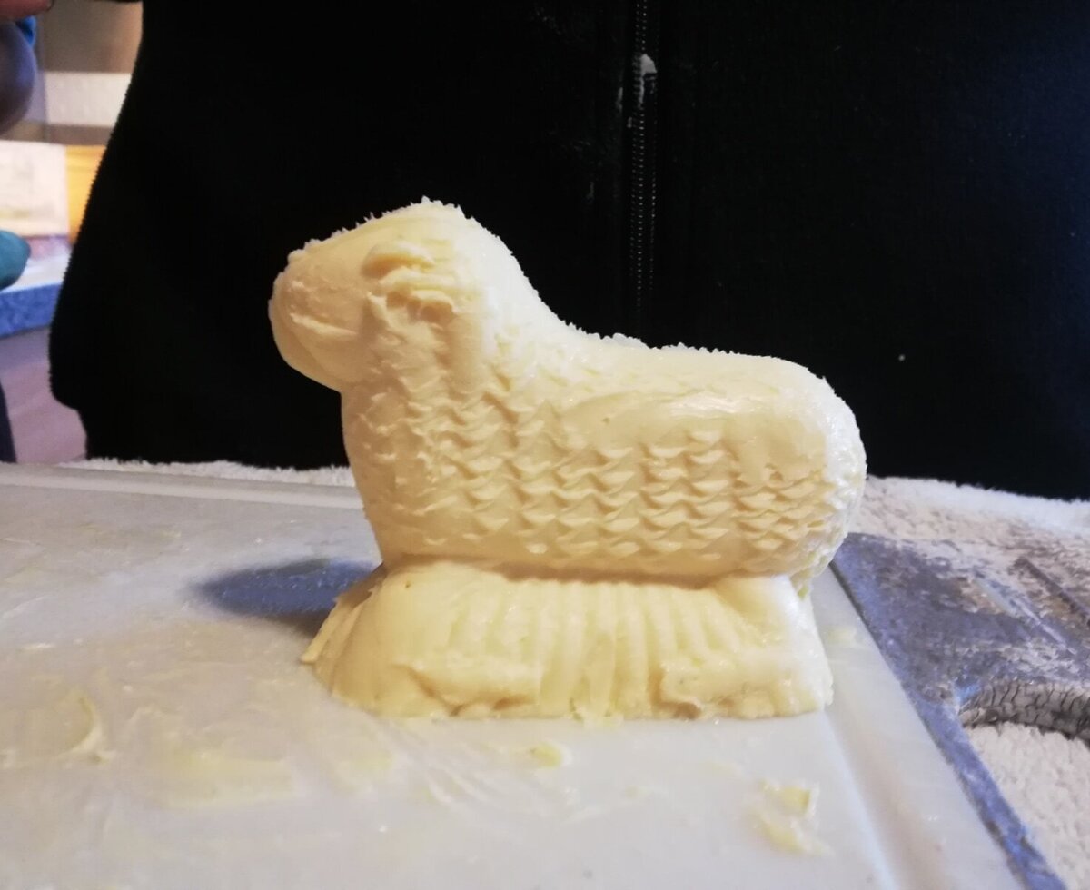 Ein kunstvoll geformtes Butterlamm auf dem Bauernhof.