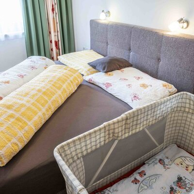 Zimmer mit Babybett