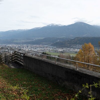 Blick auf Innsbruck und die umliegende Bergwelt vom Apartment aus.