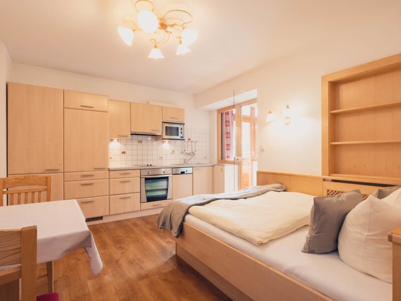 Apartment Blütenzauber 1: Wohnküche mit Doppelbett und Esstisch