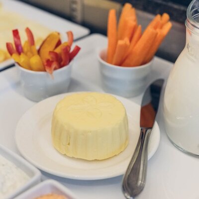Reichhaltiges Frühstücksbuffet mit köstlicher Bauernbutter vom Stubaier Bauern