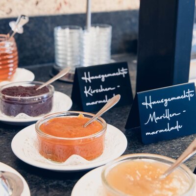 Reichhaltiges Frühstücksbuffet mit Stubaier Eier und hausgemachten Marmeladen aus hofeigenem Obst wie Zwetschke, Marille, Kirsche, oder Johannisbeere