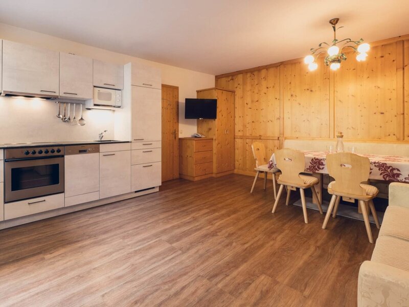 Apartment Silberdistel: vollausgestattete Küche mit Esstisch, Couch, Flatscreen-TV, Filterkaffeemaschine, Wasserkocher, Backrohr, Ceranfeld, Mikrowelle, Geschirrspüler, Kühlschrank mit Gefrierfach und Balkon