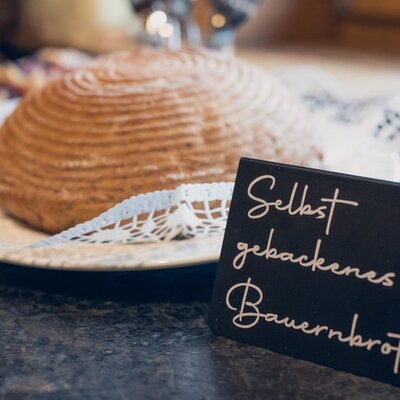 Reichhaltiges Frühstücksbuffet mit selbstgebackenem Bauernbrot vom Ladestatthof