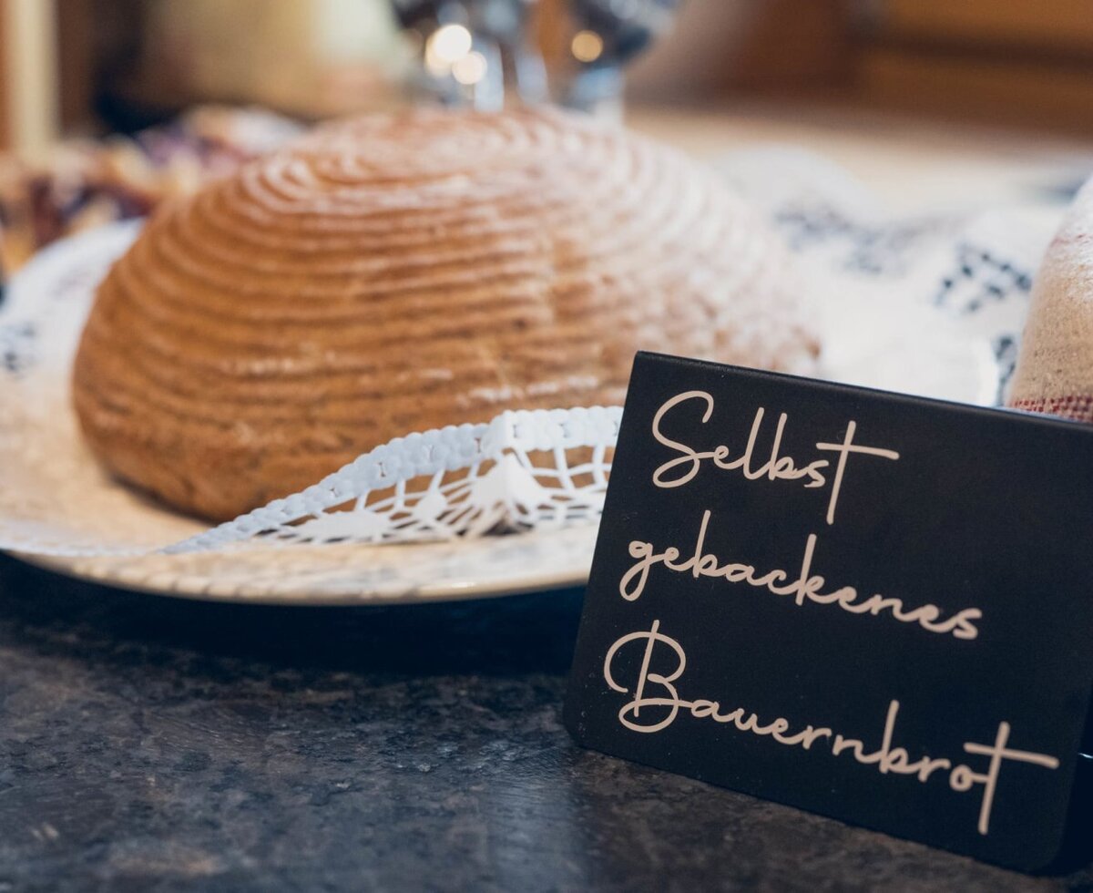 Reichhaltiges Frühstücksbuffet mit selbstgebackenem Bauernbrot vom Ladestatthof