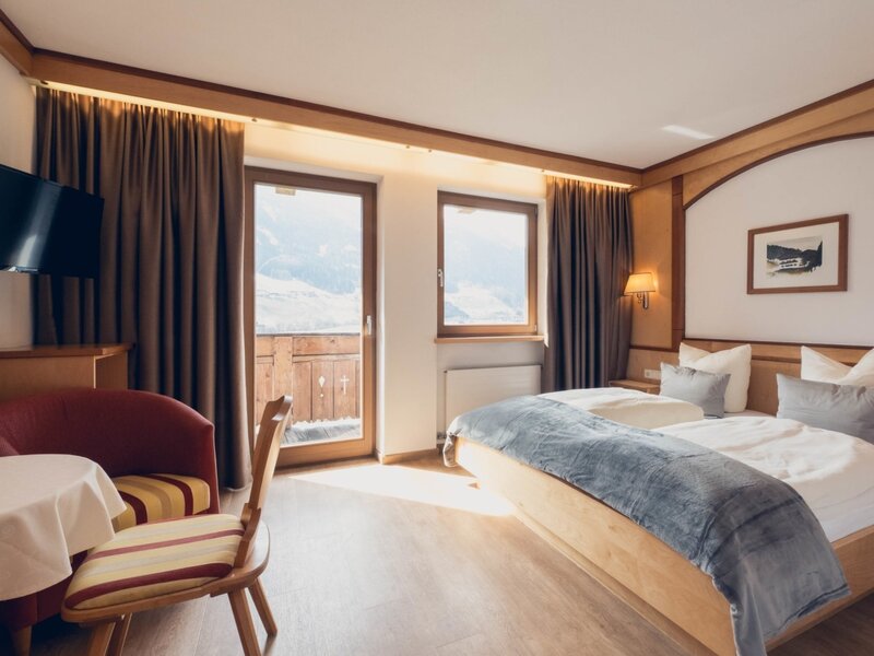 Komfortzimmer mit Doppelbett, Schrank, Sitzecke, Flatscreen-TV, Wertsafe und Balkon mit Ausblick