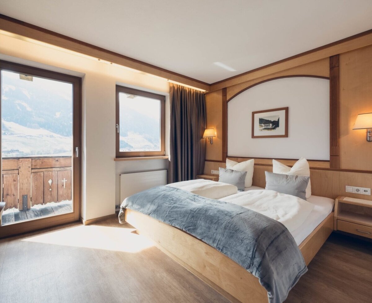 Komfortzimmer mit Doppelbett, Schrank, Sitzecke, Flatscreen-TV, Wertsafe und Balkon mit Ausblick