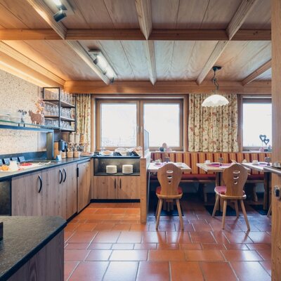 Reichhaltiges Frühstücksbuffet mit regionalen & hofeigenen Köstlichkeiten am Ladestatthof