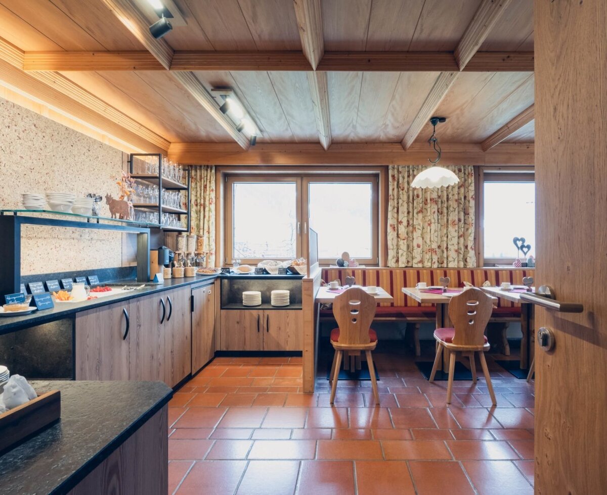 Reichhaltiges Frühstücksbuffet mit regionalen & hofeigenen Köstlichkeiten am Ladestatthof