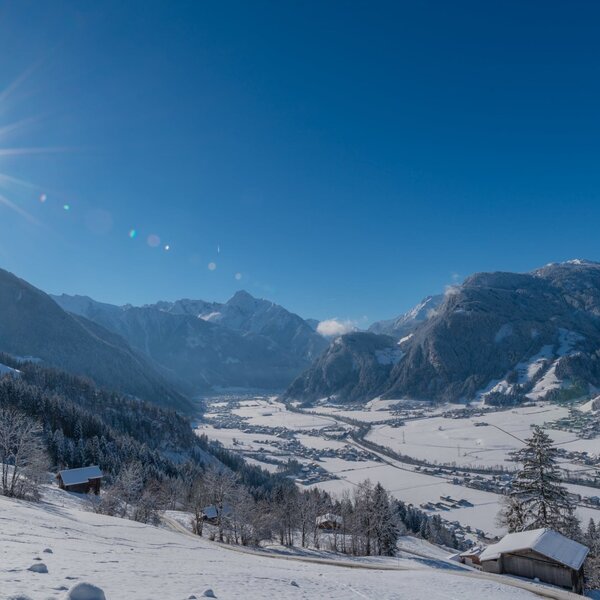 Blick auf das verschneite Zillertal und die Zillertaler Alpen vom Bauernhof.