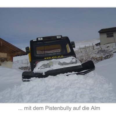 Anreise zur Alm mit dem Pistenbully im Winter.