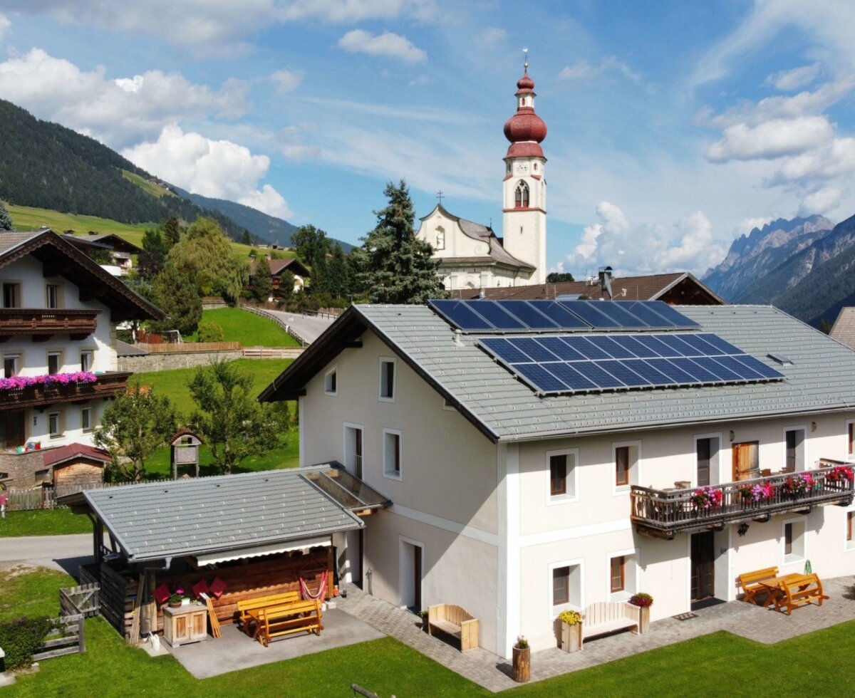 Der liebevoll renovierte Marhof bietet drei Ferienwohnungen in denen sich Gäste vom Alltagsstress erholen und die Seele baumeln lassen.