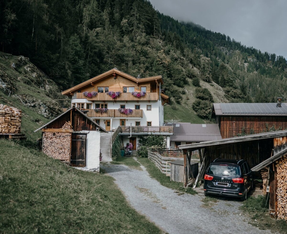 Hofansicht im Herbst