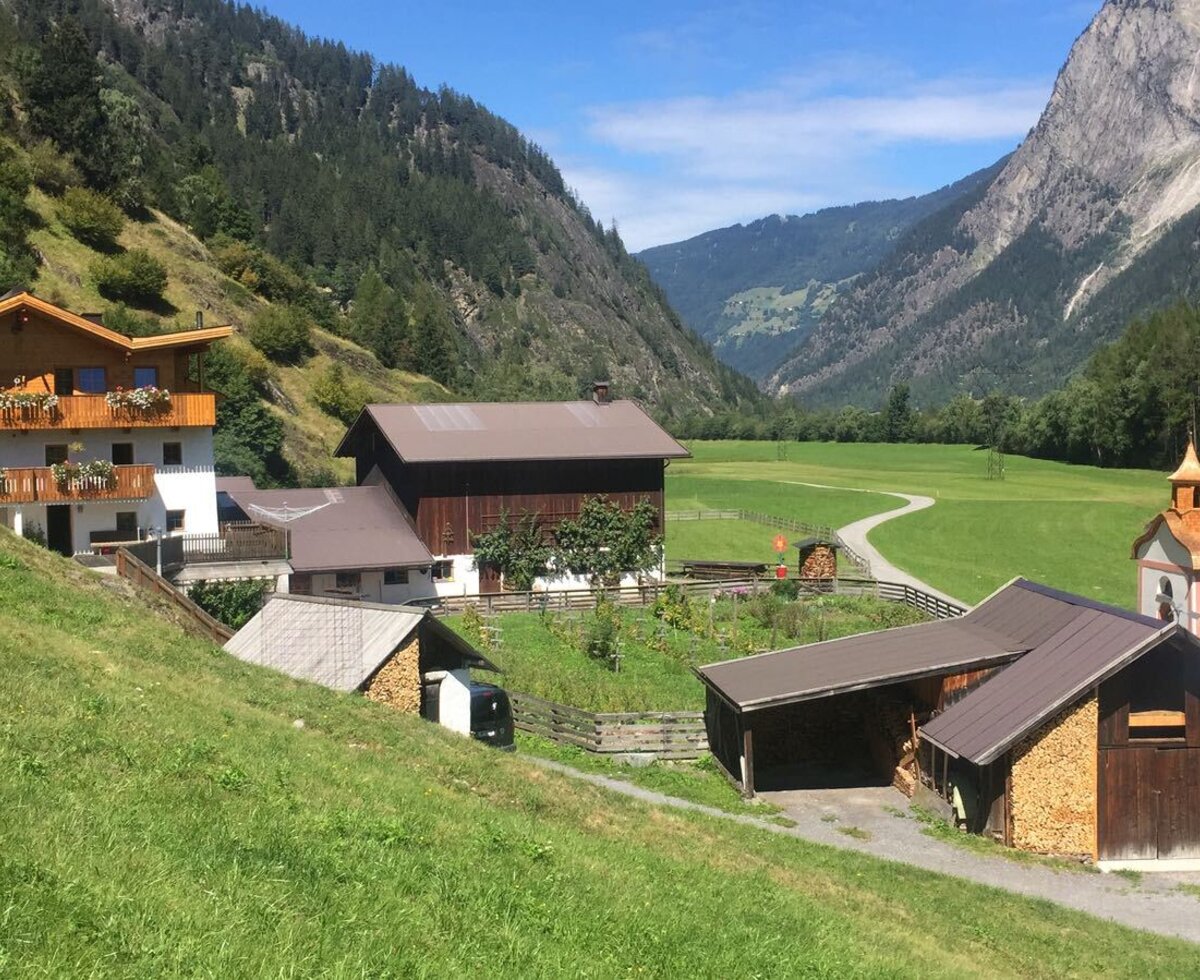 Hofansicht im Sommer