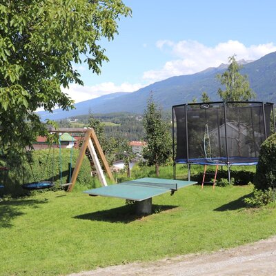 Trampolin und Tischtennisplatte 