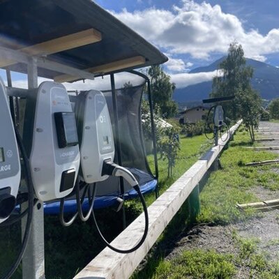 An unseren 6 Ladesäulen können Sie problemlos Ihr Auto laden, mit Strom direkt von unserer Photovoltaik-Anlage