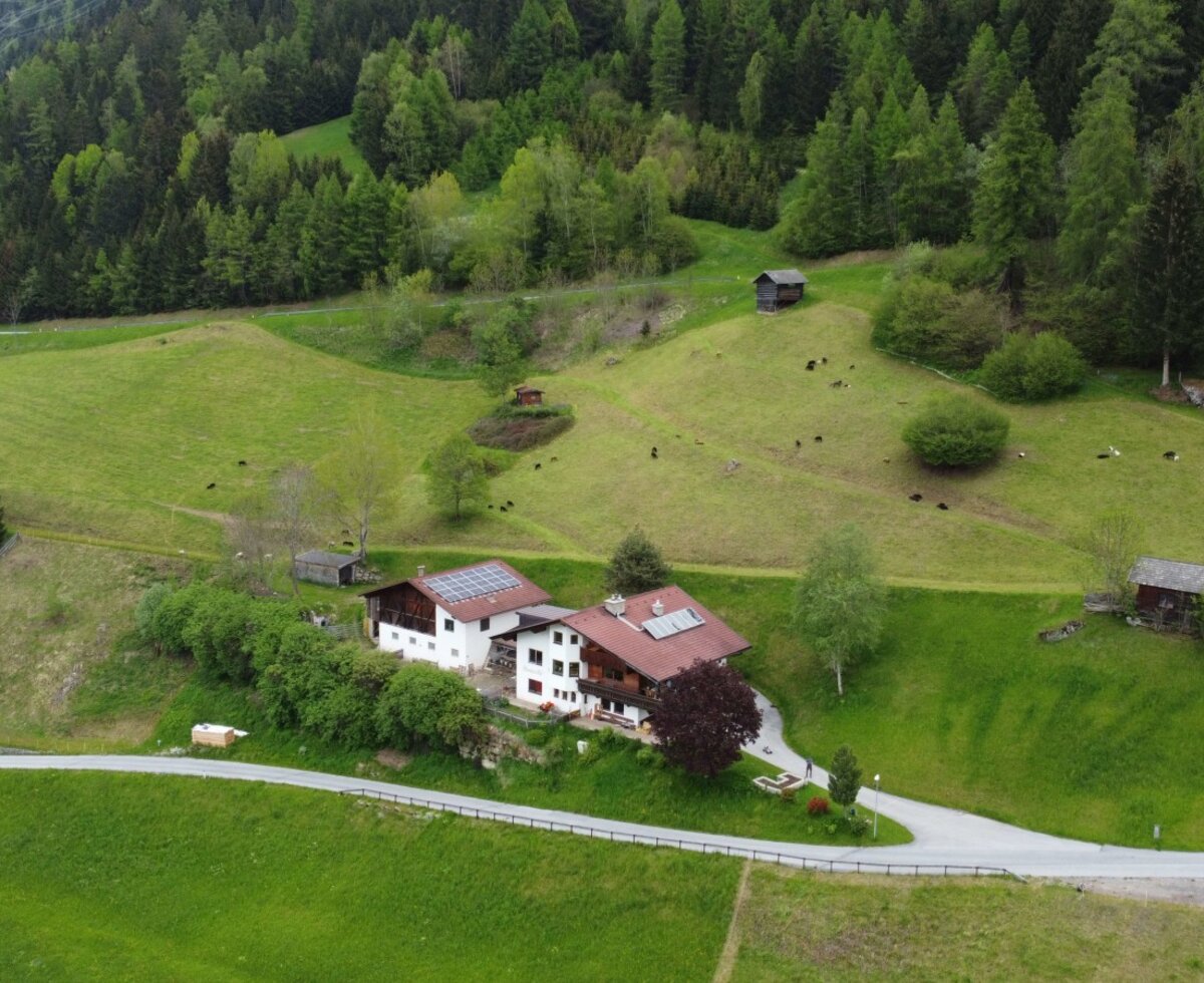 Unser Pfundserhof! Eingebettet in grüne Wiesen