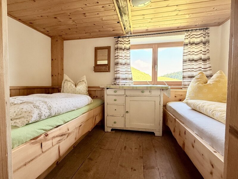 Schlafzimmer Zirbe (1 Bett 120 cm x 200 cm und 1 Bett 90 cm x 200 cm)
