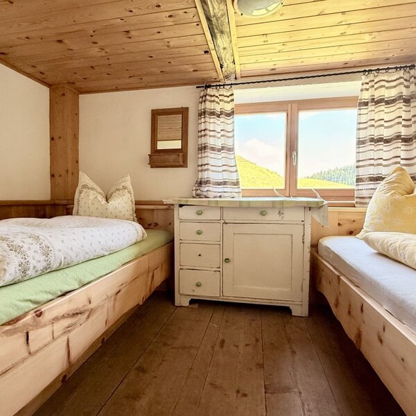 Schlafzimmer Zirbe (1 Bett 120 cm x 200 cm und 1 Bett 90 cm x 200 cm)